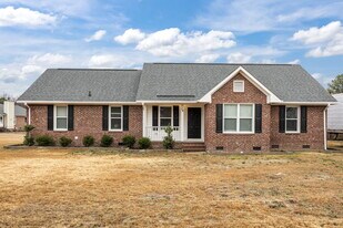 38 Hallmark Dr in Spring Lake, NC - Building Photo