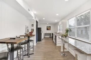 5 Mindoro Cir in Pensacola, FL - Building Photo