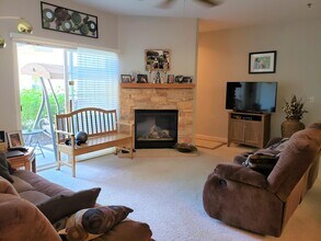 4747 S Forest Point Blvd in New Berlin, WI - Foto de edificio - Building Photo