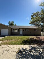 141-143 E Home Ave in Selah, WA - Building Photo