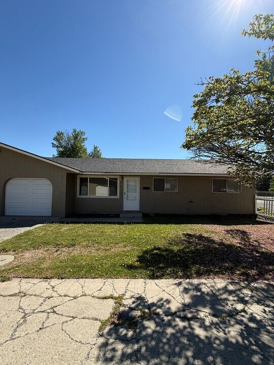 141-143 E Home Ave in Selah, WA - Building Photo