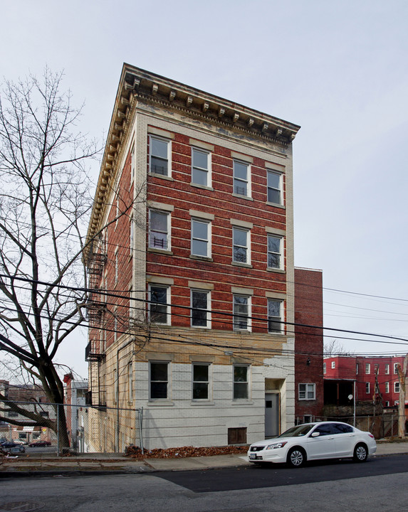 9 Celli Pl in Yonkers, NY - Building Photo