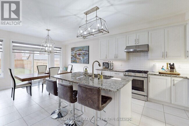 4 Flay Ct in Innisfil, ON - Building Photo - Building Photo