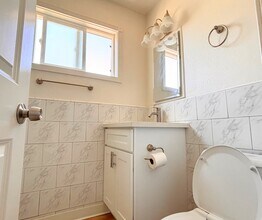 985 Valencia St, Unit Unit 4 in Costa Mesa, CA - Building Photo - Building Photo
