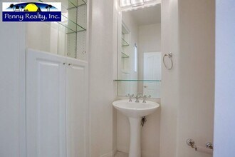 1304 Corvidae St in Carlsbad, CA - Foto de edificio - Building Photo