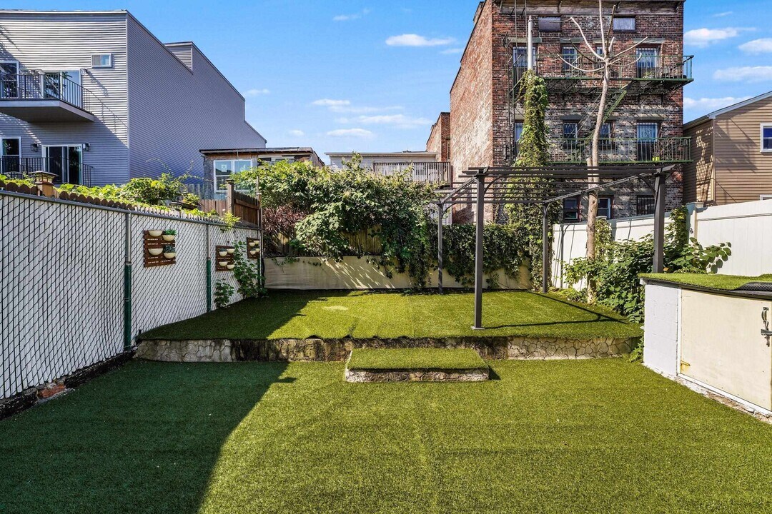 85 Stuyvesant Ave in Jersey City, NJ - Building Photo