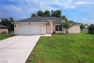 127 SW 11th Terrace in Cape Coral, FL - Foto de edificio - Building Photo