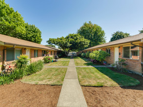 Forest Terrace Apartments in Forest Grove, OR - Building Photo - Building Photo