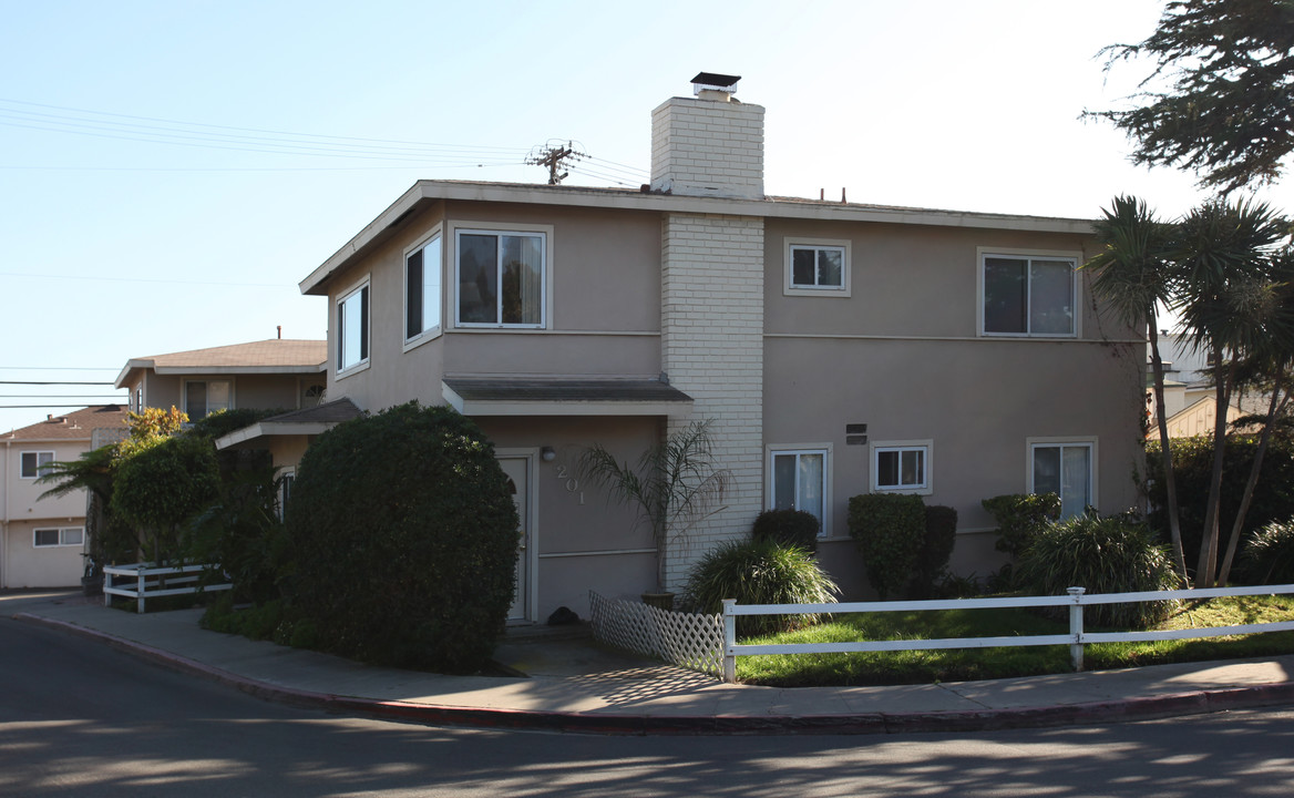 201 Cypress Dr in Laguna Beach, CA - Building Photo