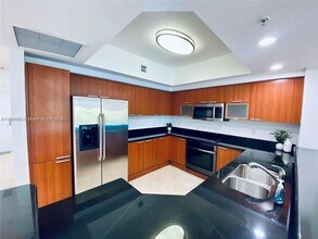 14951 Royal Oaks Ln in North Miami, FL - Building Photo - Building Photo