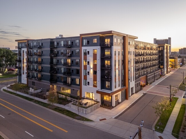 The Eddi in Edina, MN - Foto de edificio - Building Photo