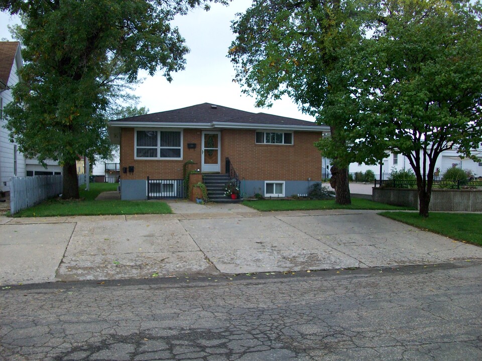 303 4th Ave NW, Unit #3 in Mandan, ND - Foto de edificio