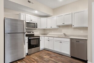 1164 Devils Glen Rd in Bettendorf, IA - Building Photo
