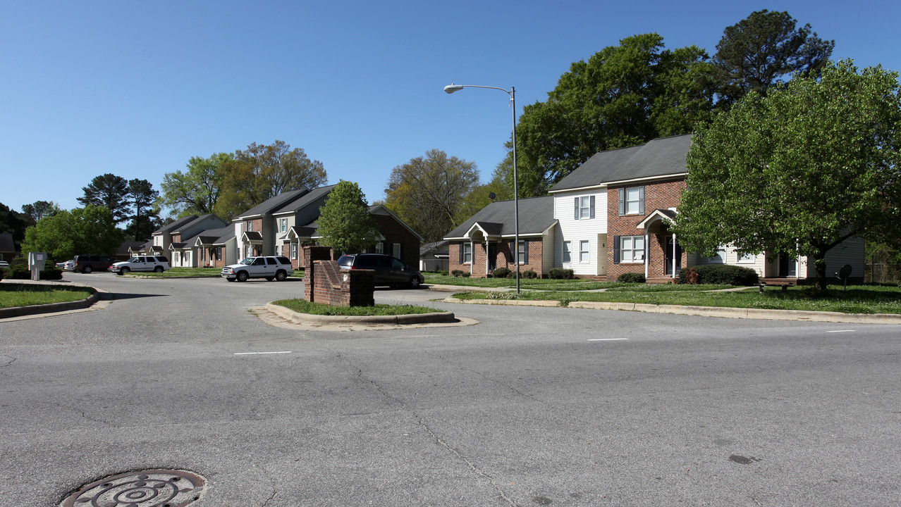 404-452 E Lizzie St in Selma, NC - Building Photo