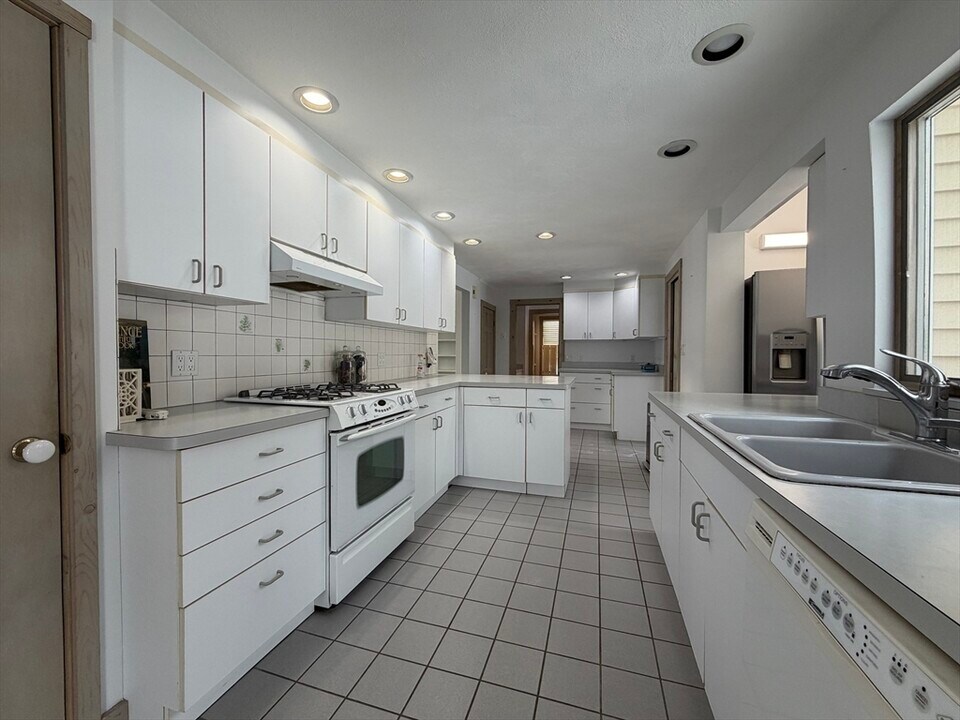 12 Community Way in Foxboro, MA - Building Photo