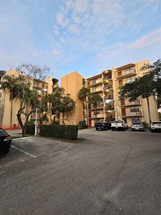 3400 Blue Lake Dr in Pompano Beach, FL - Foto de edificio