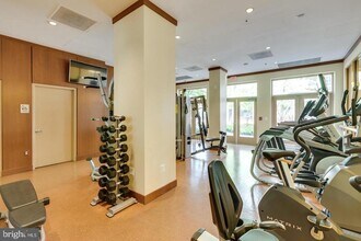 3101 N Hampton Dr in Alexandria, VA - Foto de edificio - Building Photo