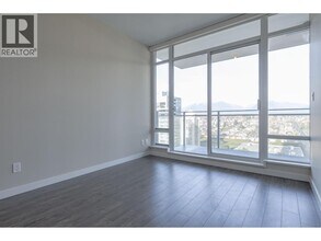 4485 Skyline Dr in Burnaby, BC - Building Photo - Building Photo
