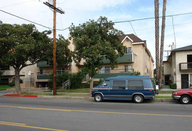 6450 Hazeltine Ave in Van Nuys, CA - Building Photo - Building Photo