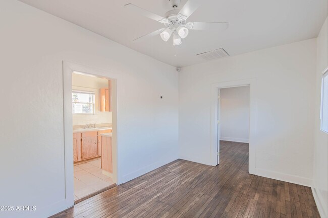 2032 W Adams St in Phoenix, AZ - Foto de edificio - Building Photo