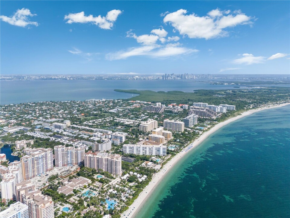 609 Ocean Dr in Key Biscayne, FL - Foto de edificio