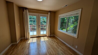 Charming Kirkland Bungalow with Lake Views! in Kirkland, WA - Building Photo - Building Photo