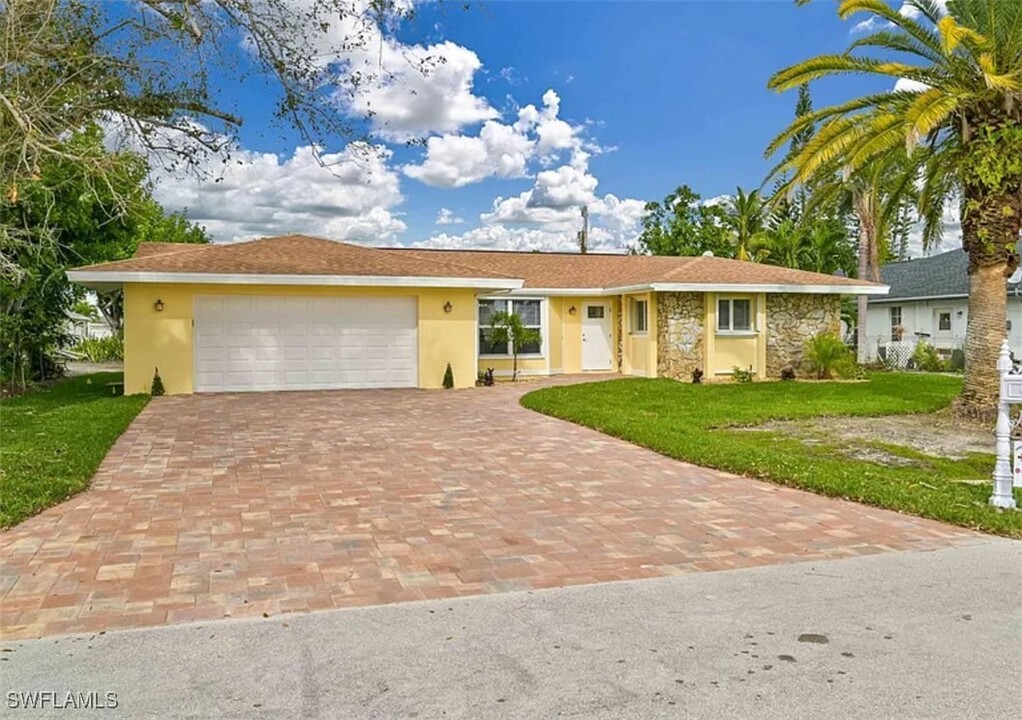 2011 SE 8th St in Cape Coral, FL - Building Photo