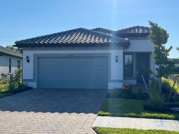 2268 Yellowfin Cir in Naples, FL - Building Photo