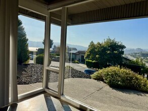 525 Comstock Dr in Tiburon, CA - Foto de edificio - Building Photo