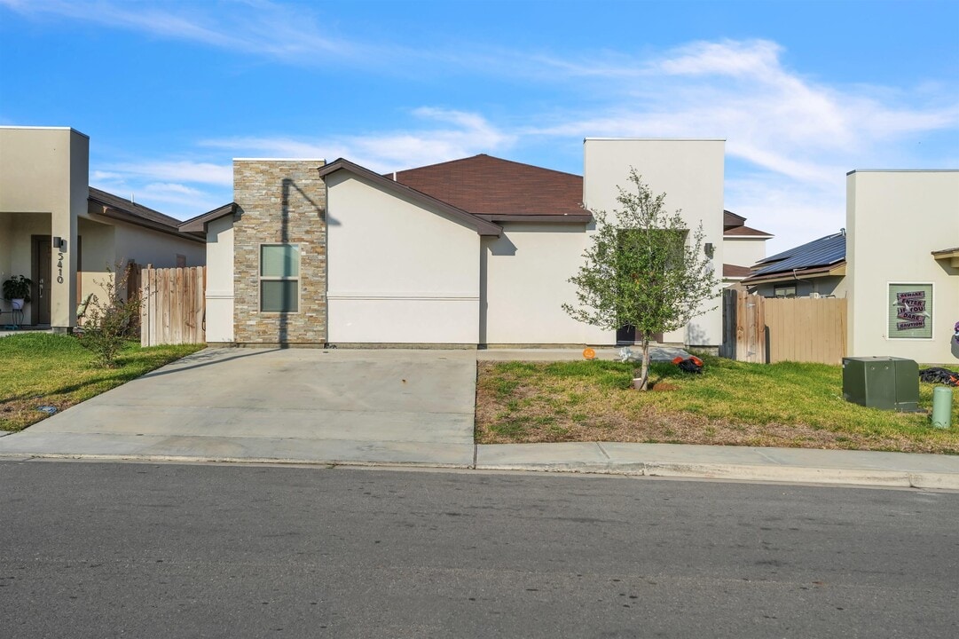 5408 Crucero Dr in Laredo, TX - Building Photo