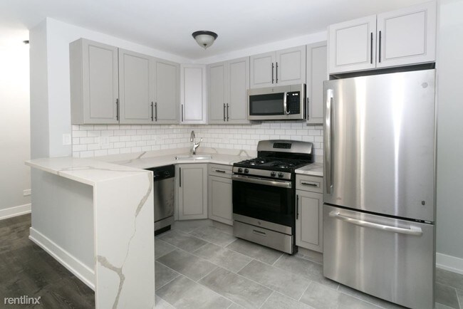 1521 W Sherwin Ave-Unit -Unit 202 in Chicago, IL - Building Photo - Building Photo