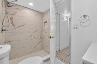 606 W 81st St in Hialeah, FL - Building Photo