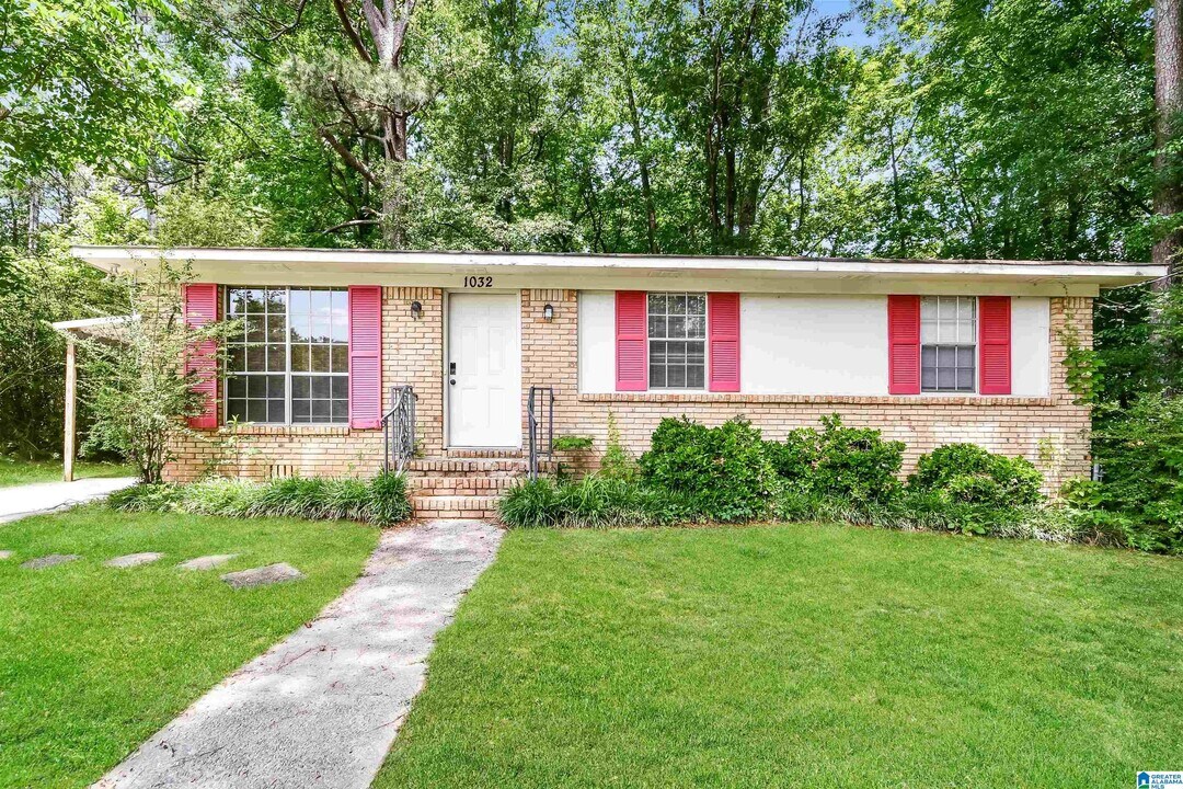 1032 Sandy Brook Cir in Birmingham, AL - Building Photo