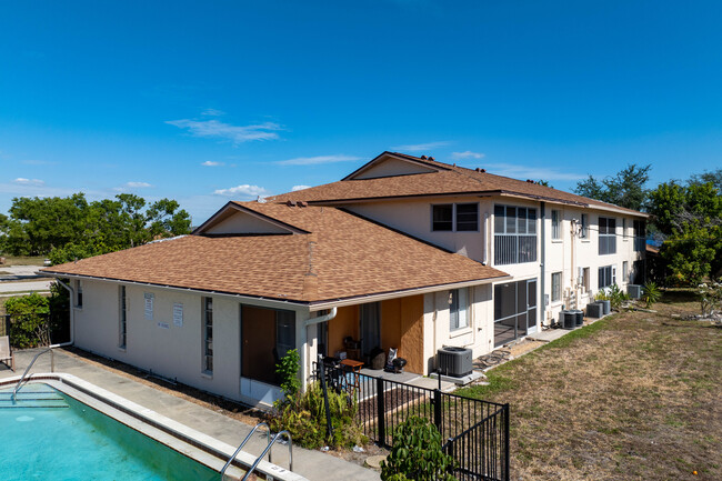 Skyline Manor Condos in Cape Coral, FL - Building Photo - Building Photo