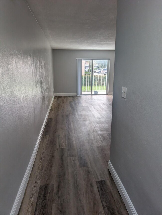 5820 NW 17th Pl in Sunrise, FL - Foto de edificio - Building Photo