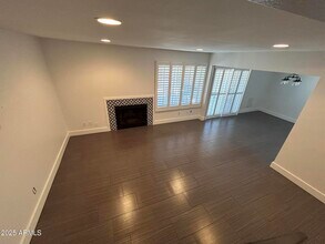 320 E LARKSPUR Ln in Tempe, AZ - Building Photo - Building Photo