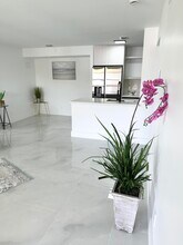 10033 Winding Lake Rd in Sunrise, FL - Foto de edificio - Building Photo