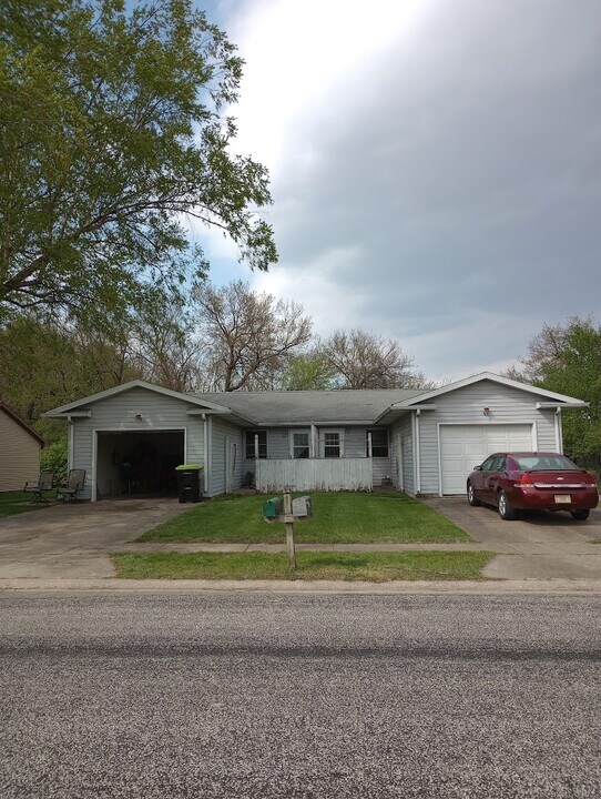 24 Gettysburg Dr in Jacksonville, IL - Foto de edificio