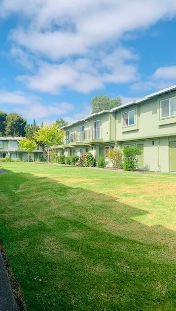 Park West Townhouses in Petaluma, CA - Building Photo