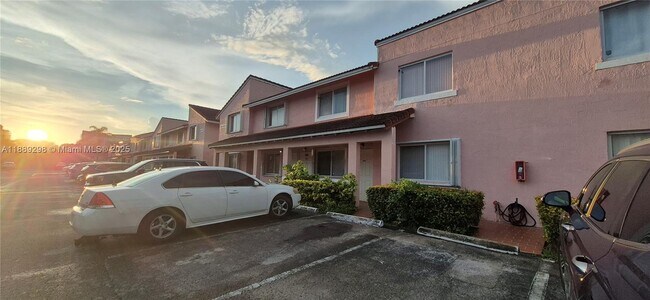 8019 Lake Dr in Doral, FL - Foto de edificio - Building Photo