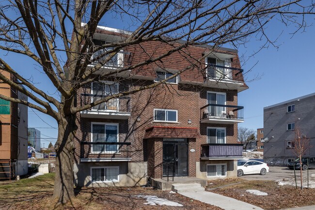385 Robin Boul in Laval, QC - Building Photo - Building Photo