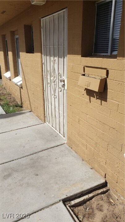 2417 St George St in North Las Vegas, NV - Building Photo