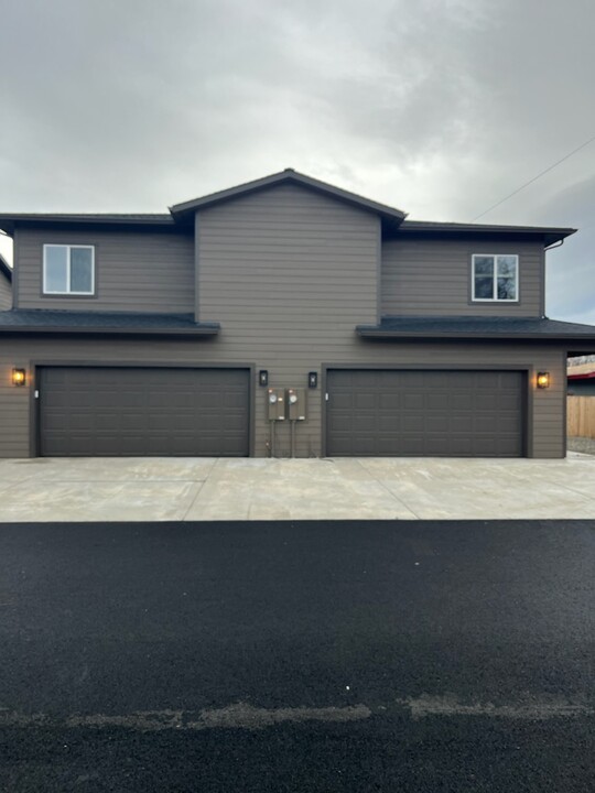 1302 E Capitol Ave in Ellensburg, WA - Foto de edificio