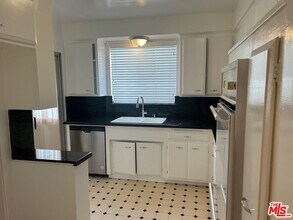 237 N Almont Dr in Beverly Hills, CA - Building Photo - Building Photo