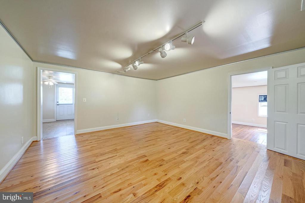 4813 Catharpin Rd in Gainesville, VA - Building Photo