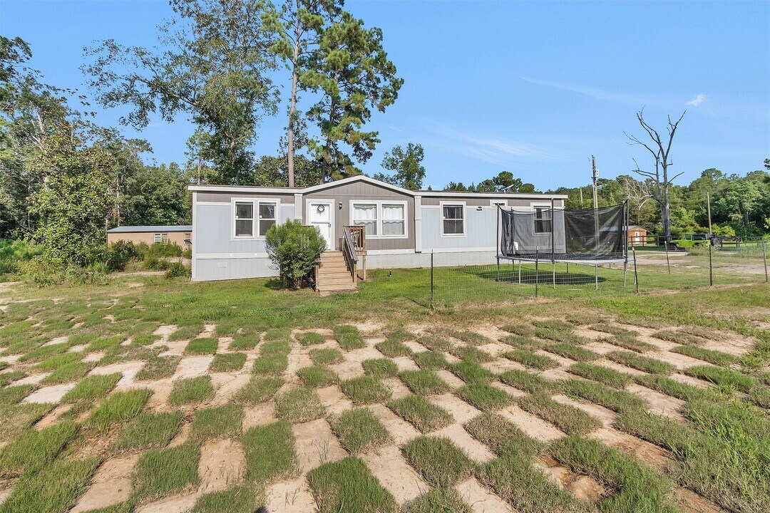 595 County Rd 2218 in Cleveland, TX - Building Photo