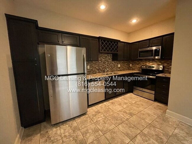 2216 SW Suncatcher Rd in Lee's Summit, MO - Building Photo - Building Photo