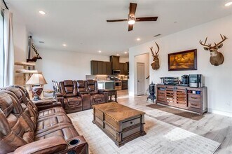 7139 Buchanan Dr in Grand Prairie, TX - Foto de edificio - Building Photo