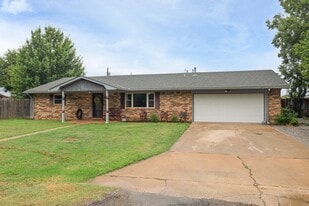1 Mountain View Dr in Cache, OK - Building Photo