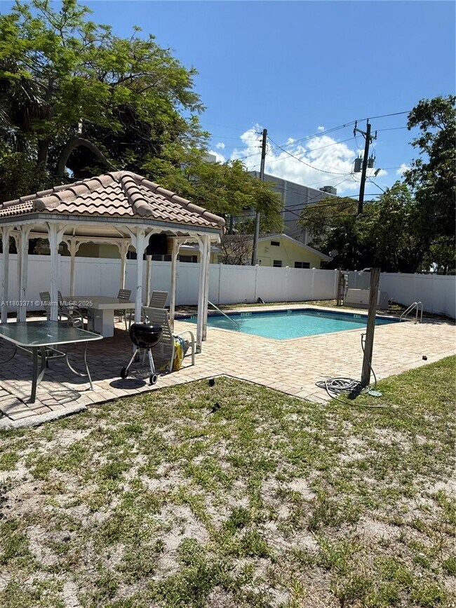 1247 NE 23rd Ave in Pompano Beach, FL - Building Photo - Building Photo
